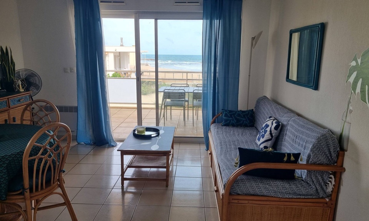 Valras-Plage Apartment | New captivating apartment with sea view, private beach access and shared pool