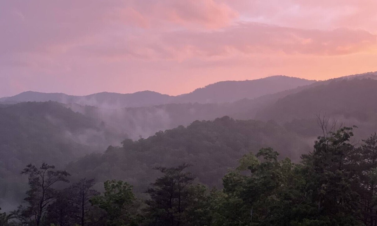 Sevierville Ski Chalet | NEW chalet, INDOOR POOL, THEATER, GAME ROOM, LG DECKS, VIEWS, 10 min 2 Pigeon F.
