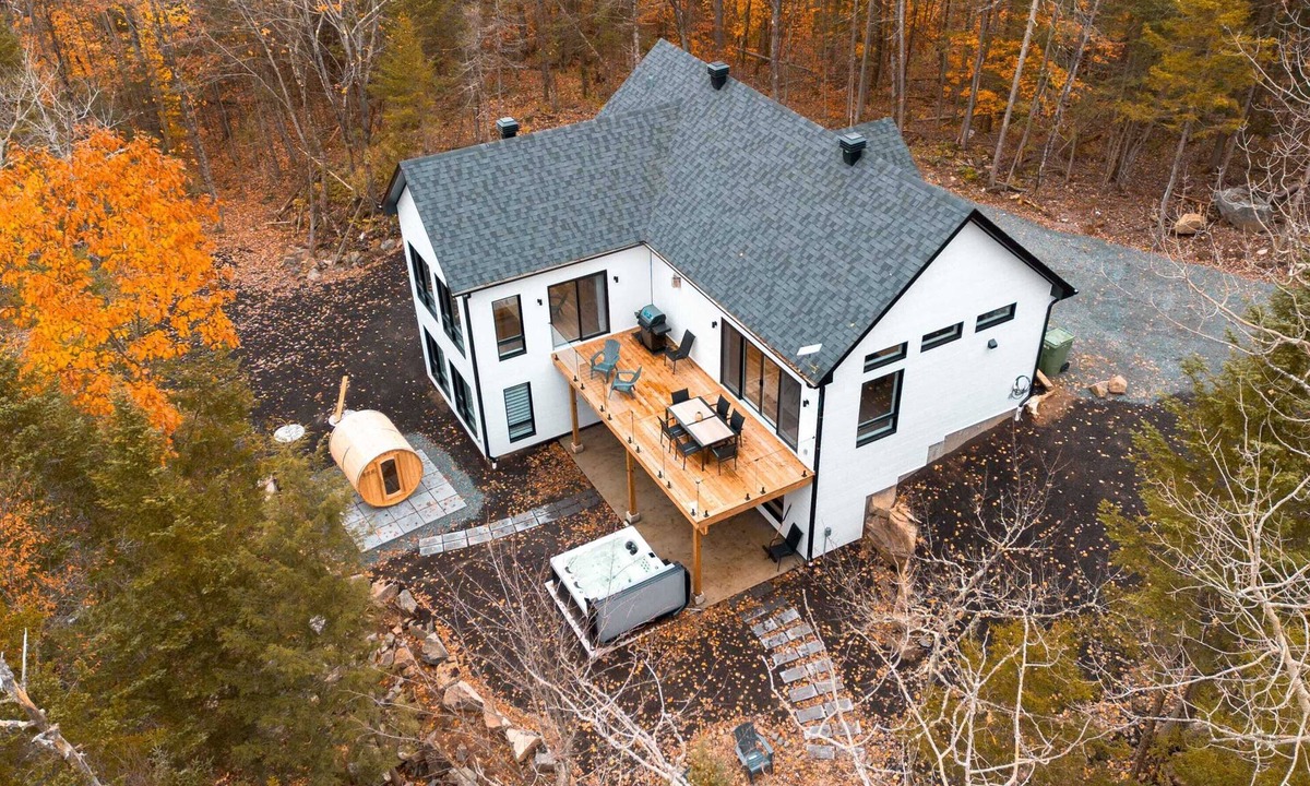 Pine Hill House | New chalet with spa and sauna | Le NaturÔzen