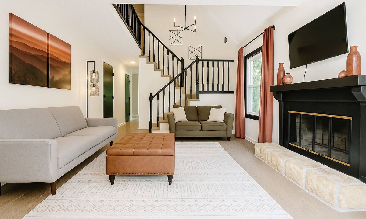 Lawrence House | NEW Charming 2 bedroom, with cozy, quiet backyard, close to campus and LMH,
