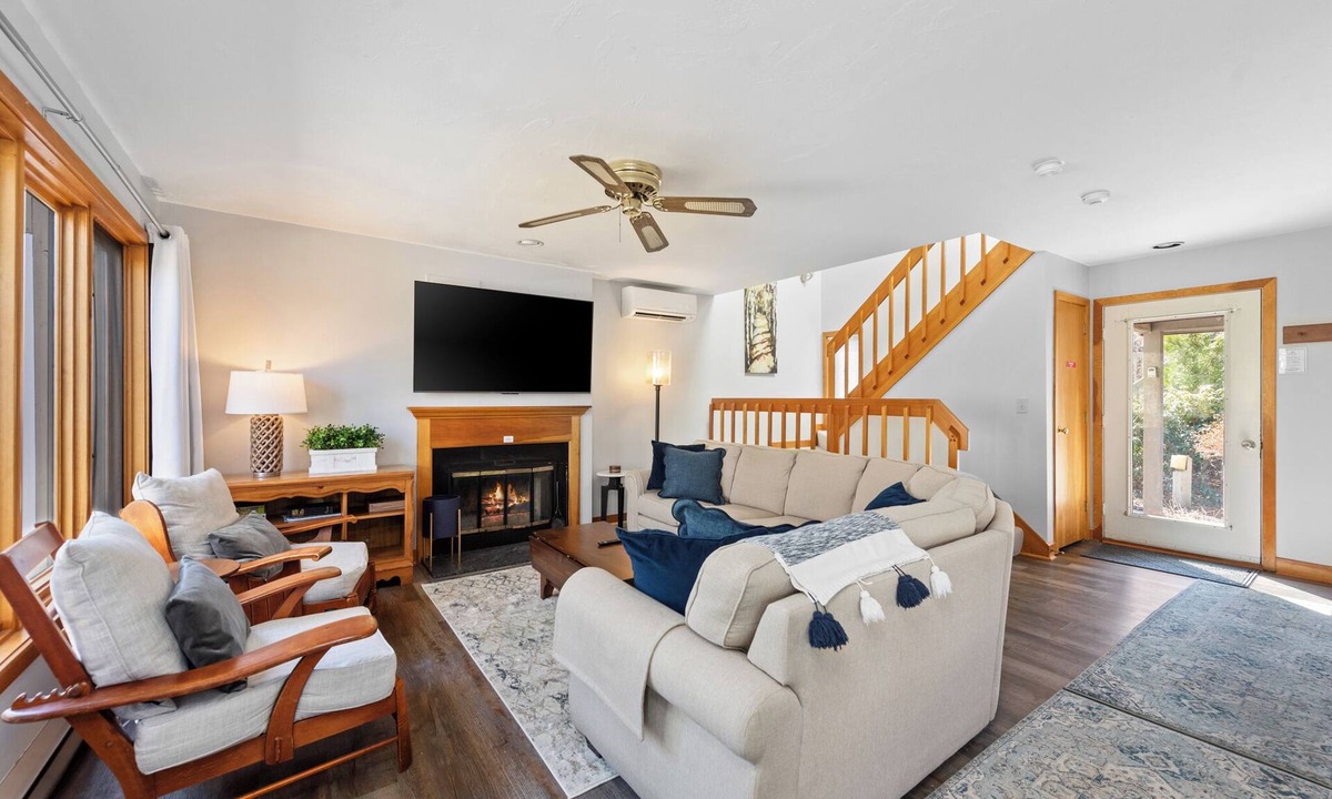 Gilford House | NEW! Charming Townhouse + Shared POOL