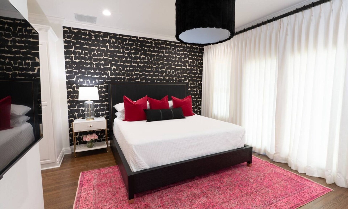 Uptown House | New! Chic Cottage Home W/Backyard Pool - 12 min to the River Walk!
