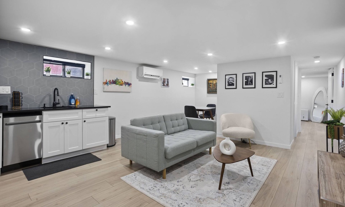 Point Breeze Apartment | New Chic Modern-Boho Apartment in Center City !