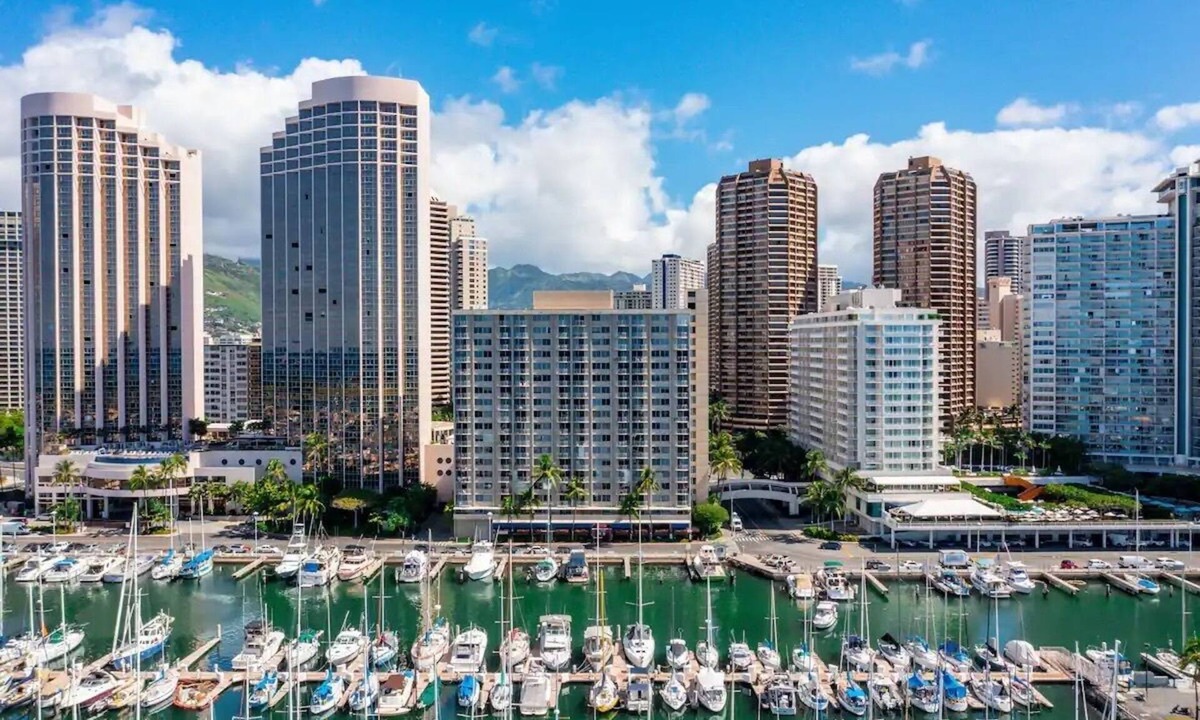 Ala Moana Apartment | NEW Chic Oceanfront Luxury Condo