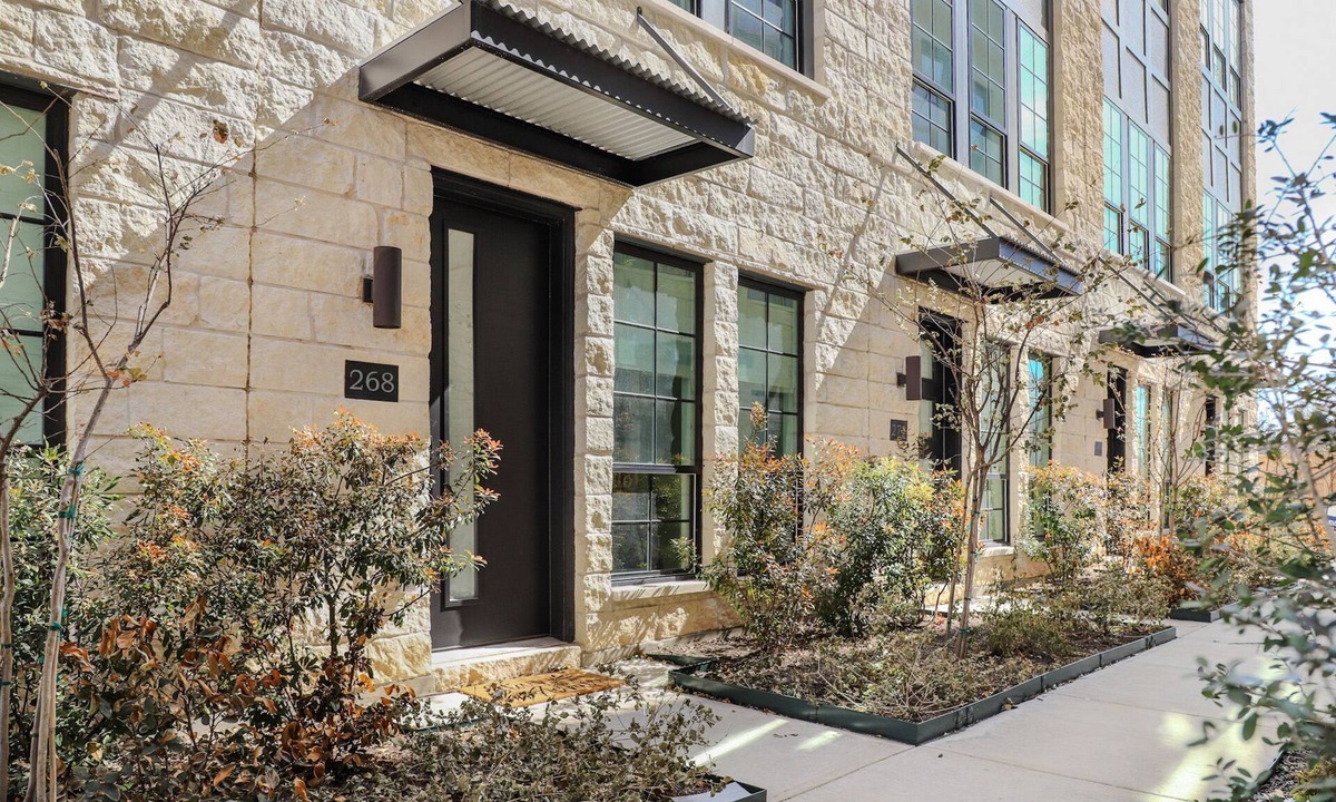 Round Rock Original Plat Condo | New Chic Retreat Walkable to Restaurants, Bars!