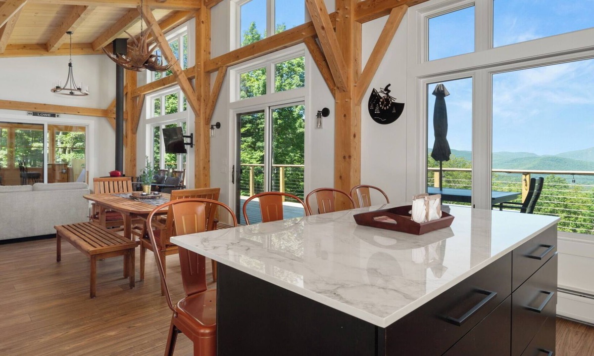Warren House | New Construction ~HOT TUB~ The Headless Moose Lodge