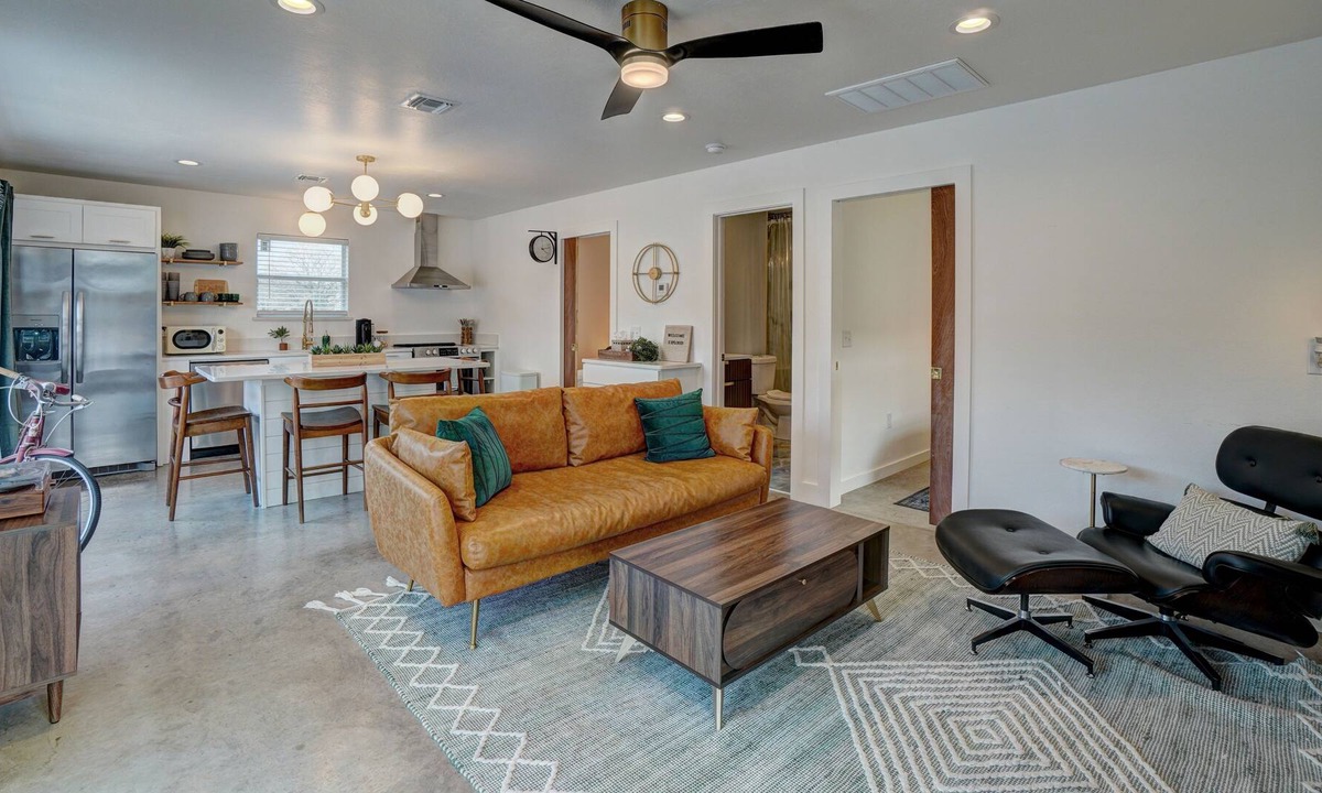 Medicine Park Cottage | ~New~ Contemporary Cottage in great LOCATION with mountain VIEWS!