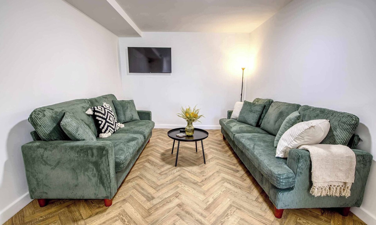 Redcar House | NEW Contractor 5-Bed 3-Bath Central Redcar