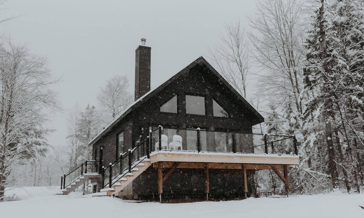 Mansonville Cottage | New Cozy Forest Chalet w/Sauna