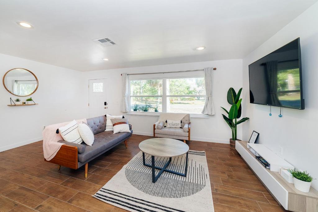 Crystal River House | NEW Cozy House 5 Min Three Sisters Springs
