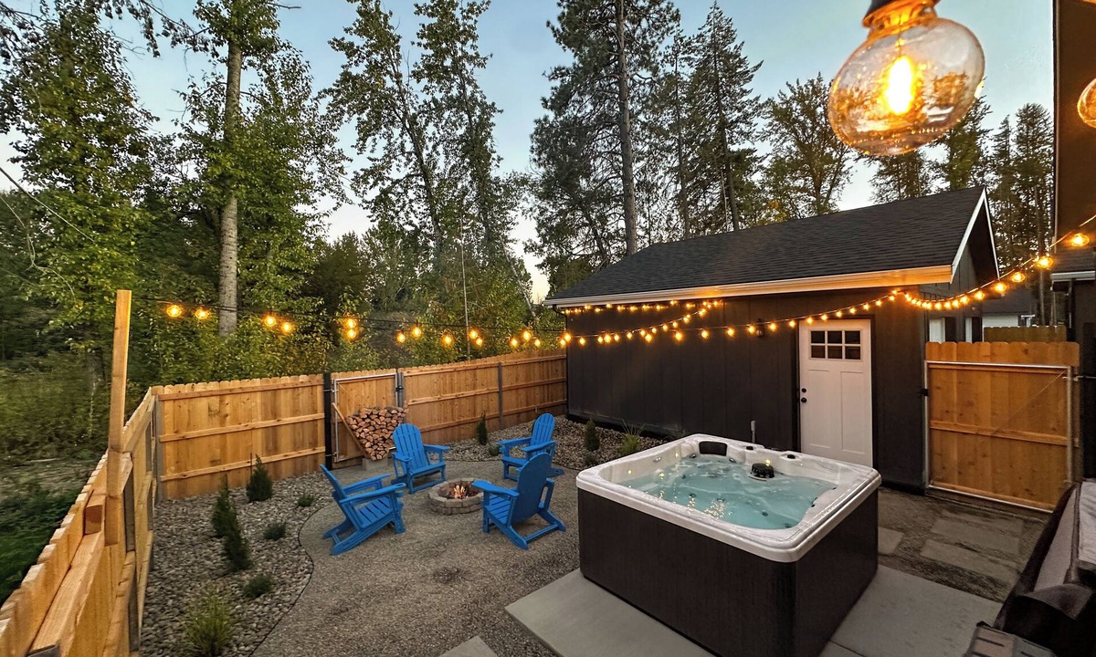 Ponderay Cottage | New Cozy Modern Cottage with Hot Tub & Fire Pit!