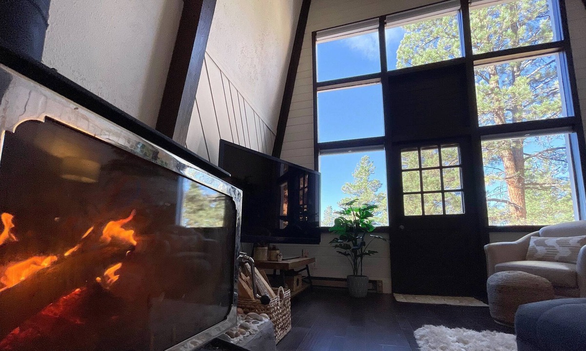 Woodland Park Ski Chalet | New- Cozy, renovated mountain retreat w/ fireplace