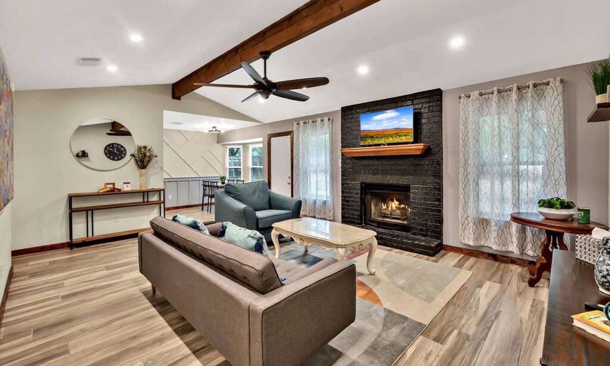 Hewitt House | New Cozy Retreat Located 15 Minutes to Waco