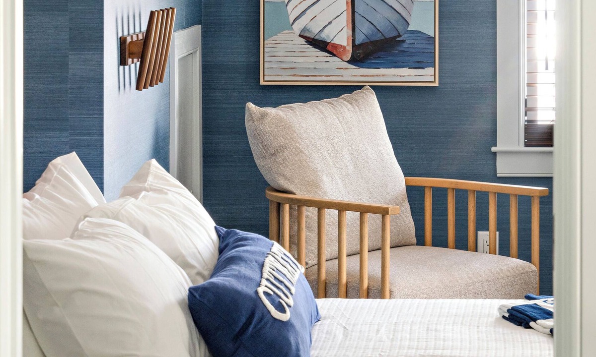 Newburyport Hotel | New Crow’s Nest Ocean View l Downtown l Queen Suite