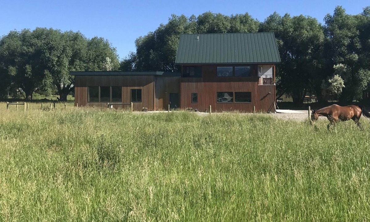 Livingston House | New! Custom built Blue Pine Guest House