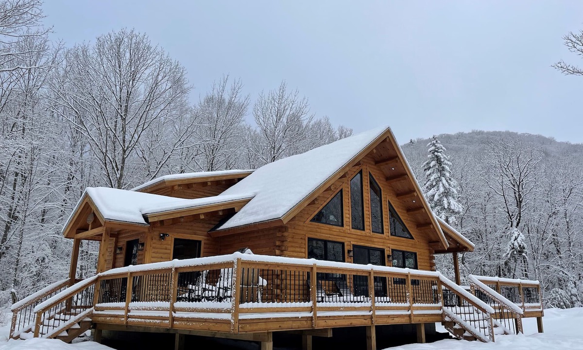 Searsburg Ski Chalet | New Custom Log Home 3BR, Loft, 2.5 Bath, Sleeps 8