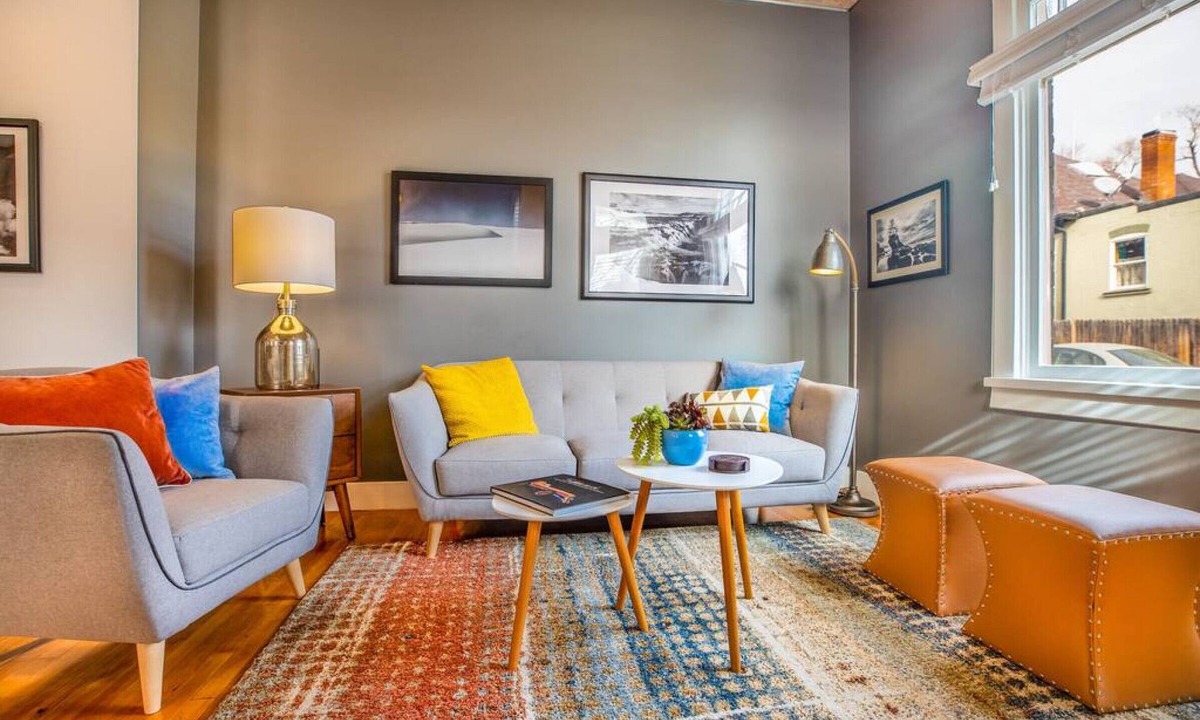 East Central Condo | New distinctive historical unit from 5 Star Host
