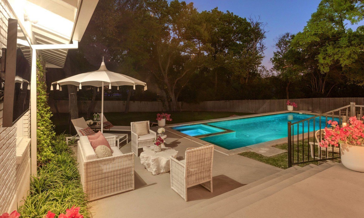 Highland Park West House | *NEW* DOWNTOWN HOUSE | HEATED POOL | HOT TUB | Ping Pong | 10 Beds
