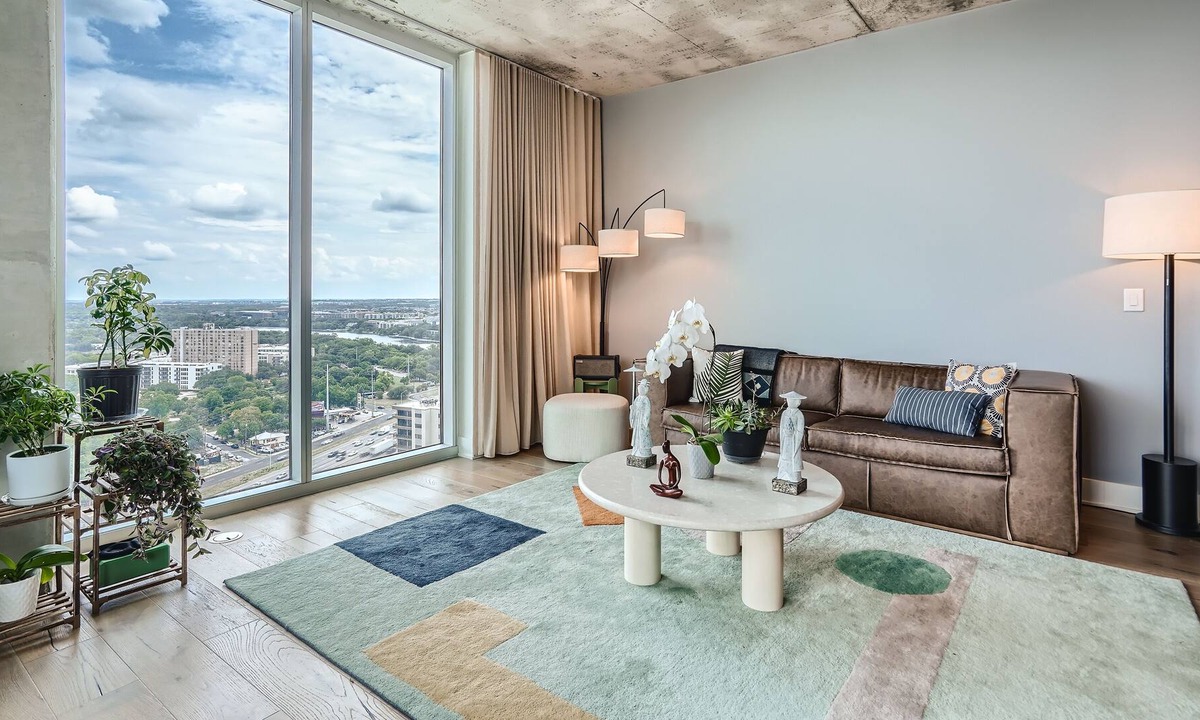 Rainey Street Historic District Condo | New Downtown Luxury Condo: high floor, corner unit, rooftop pool,