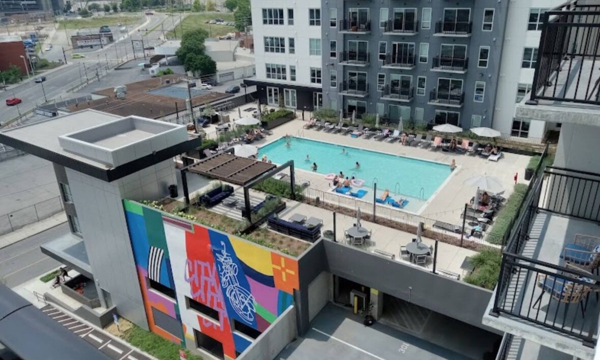 Sobro Apartment | ~NEW~ Downtown Nashville! Walk to Broadway + FREE parking Balcony Pool