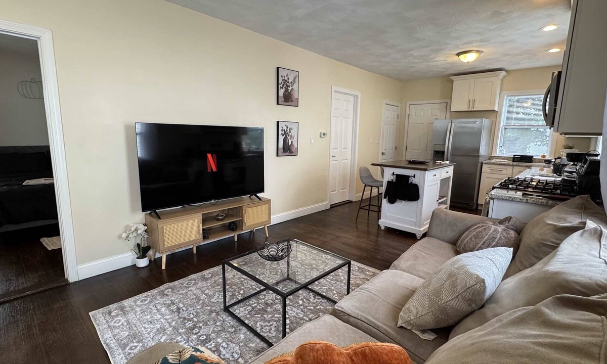 Salem Apartment | NEW Downtown Salem Retreat 3BD W/Parking