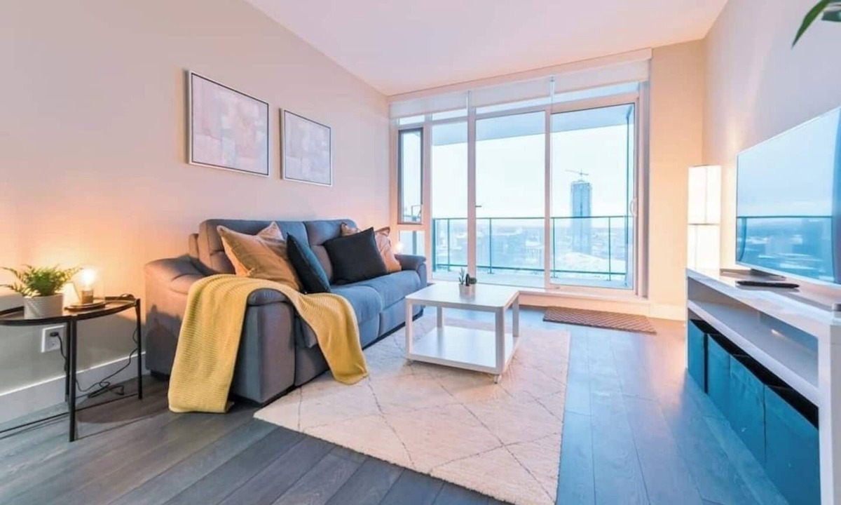 Victoria Park Apartment | NEW! DT Views | UG Parking | Mins to Saddledome