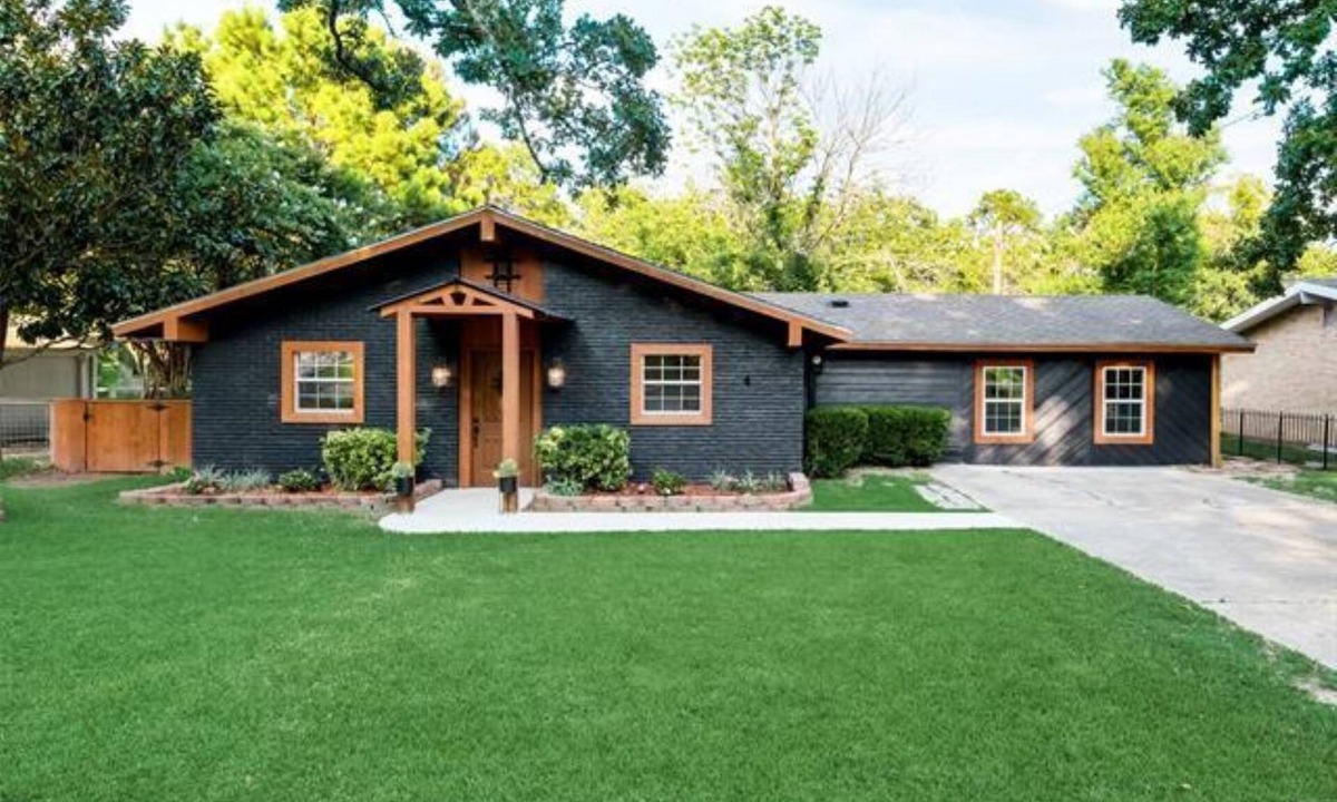 Carolyn Estates Cottage | New! Entire beautiful lake house on a quiet cove