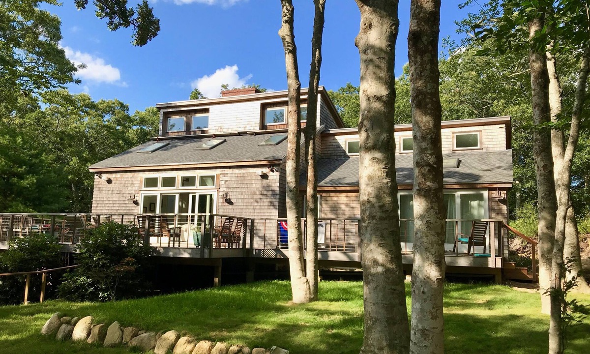 West Tisbury House | NEW & FABULOUS! WALK TO LAMBERT’S COVE BEACH