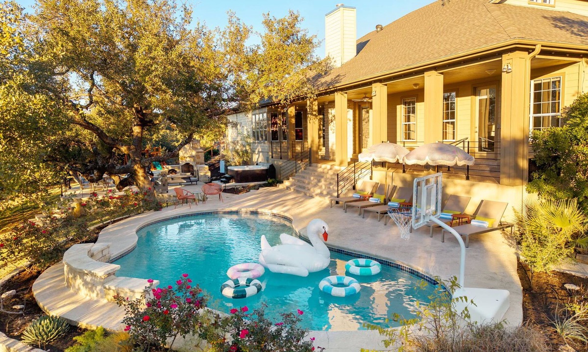 Dripping Springs House | NEW! Family & Group Oasis Pickleball Pool Hot Tub Playset Sleeps 18
