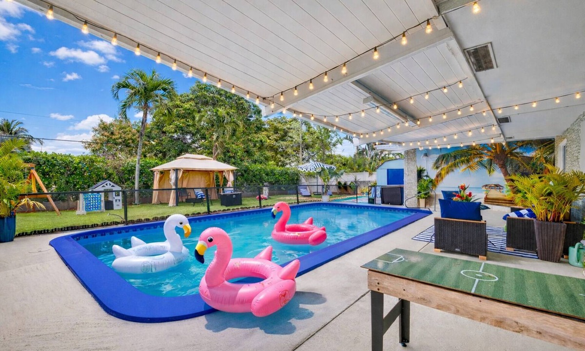 Fort Lauderdale House | New Family Villa, Heated Pool, Playground, Fire Pit near Beach.
