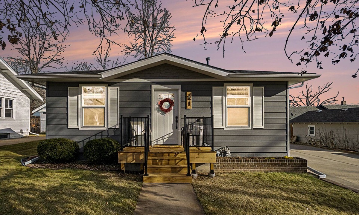 Johnstown House | New Farmhouse, Kitchen & Coffee Bar, Near Hospital