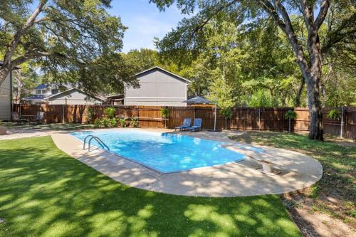 Flower Mound House | New! Flower Mound Home with Pool and Firepit