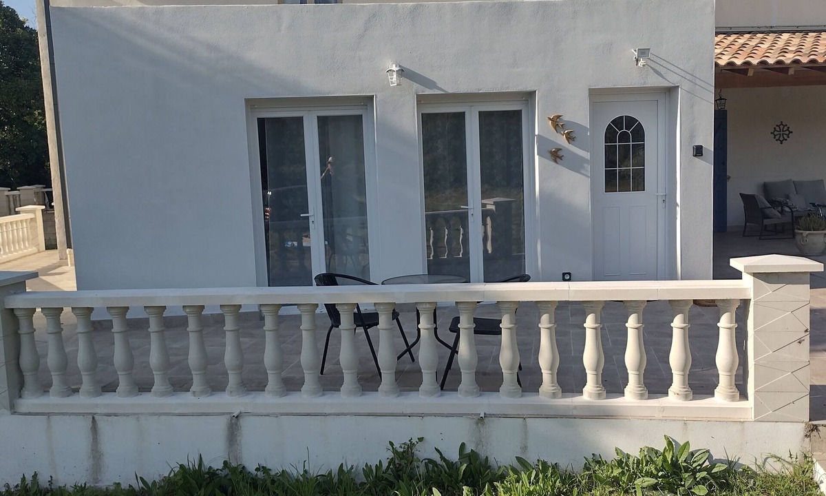 Herepian Apartment | New, fully-equipped F2 gite in secure grounds