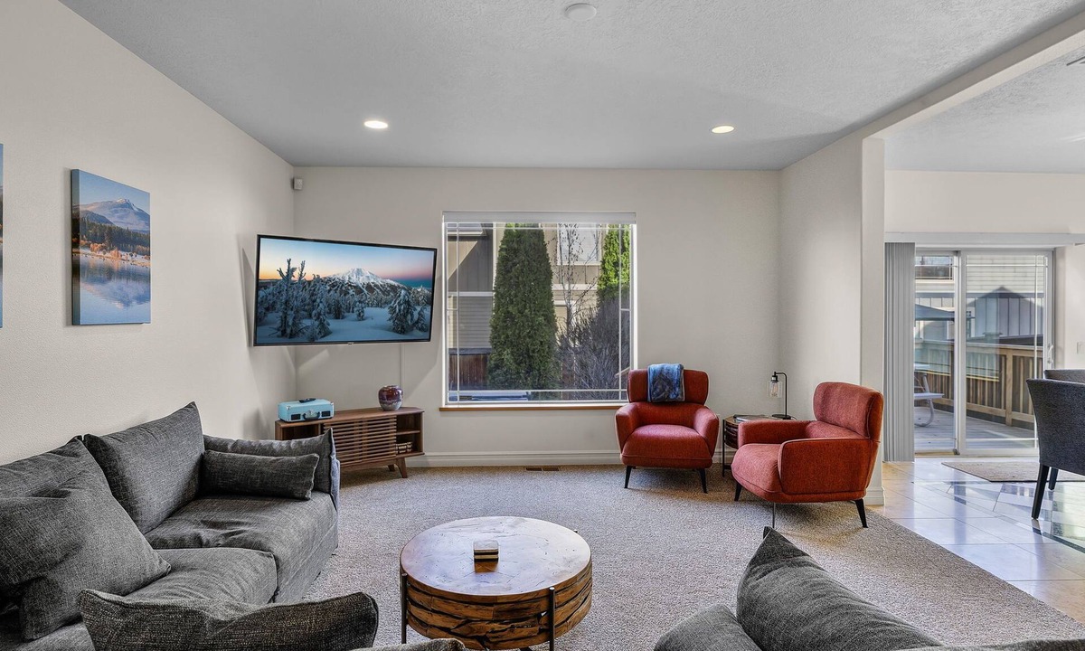 Larkspur House | New Furniture & Beds! Hot Tub ~ Bend Home ~ Foosball Table ~ Bonus Room