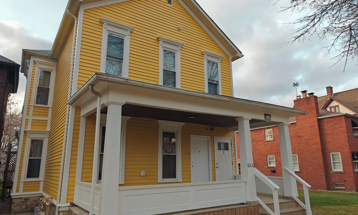 Downtown Niagara Falls Apartment | New! Golden Getaway walk to the falls