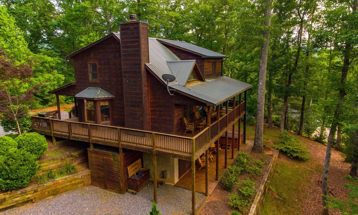 Hiawassee House | New Gourmet Kitchen, 210 great reviews n 3 levels for privacy2 fireplaces,hottub