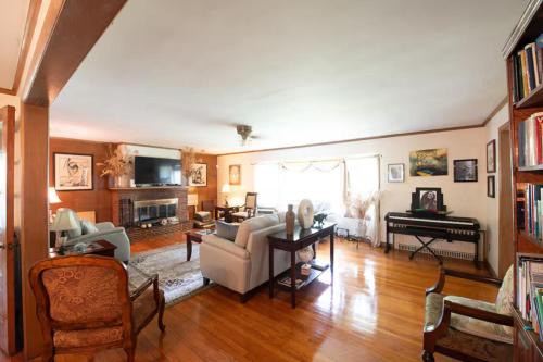 West New Haven House | New Haven Comfort, 5BR, Fireplace, Yard