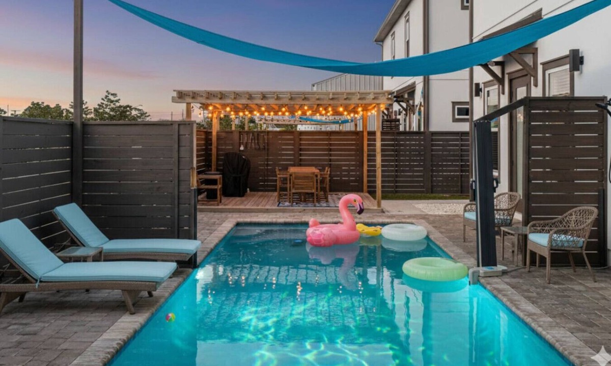 El Centro Beach House | *New~Heated Pool+Great Patio+Grill+Pool Table