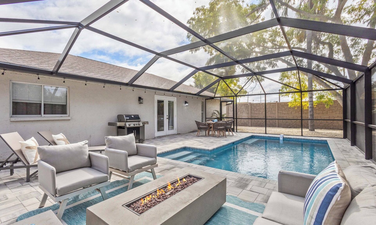 Gulf Gate Estates House | NEW heated POOL -5 min from Siesta, 3/2 House , fully fenced