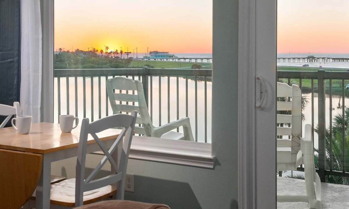 Galveston Condo | NEW Heated Pool & HOT Tub! Top Floor Very CLEAN