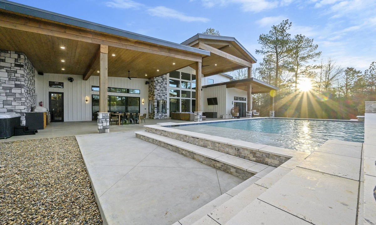 Hochatown Cabin | New|Heated Pool|Hot Tub|Fire Pit|Games|Events|Private|Gated|Paved Street