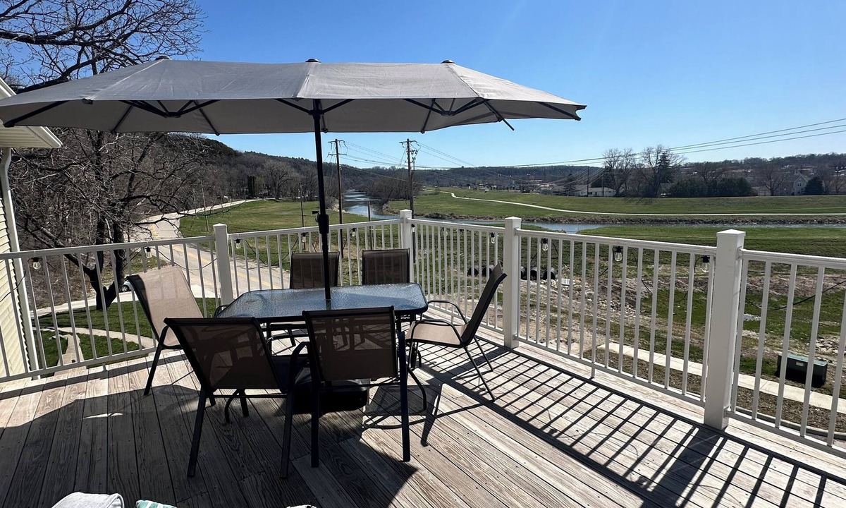 Decorah Condo | New Heights - 4Bd 2Ba, King, Pet Friendly, Close to Everything!