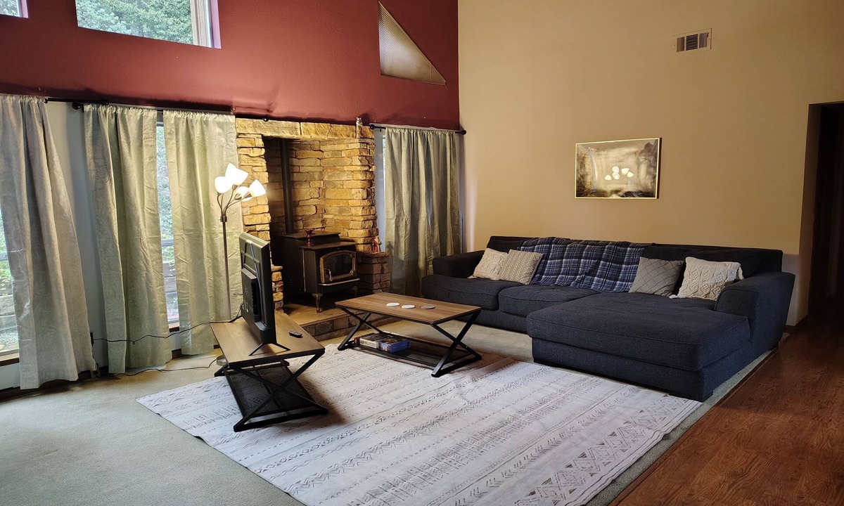 Oakhurst House | New! Hillside | Valley View
