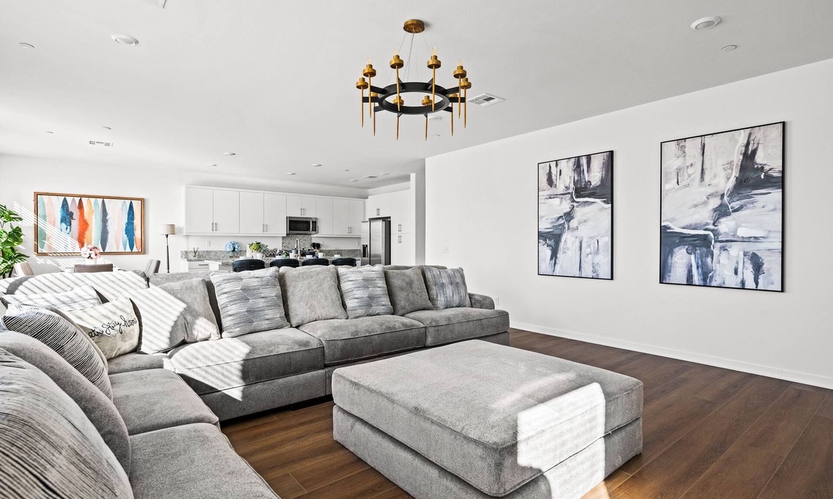 Patton House | New Home/Spacious/oversized sofa