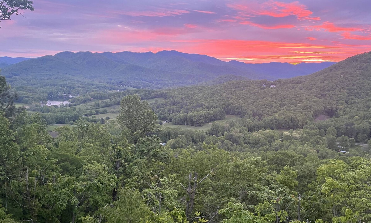 Eagles View House | New Home with Beautiful Mountain Views