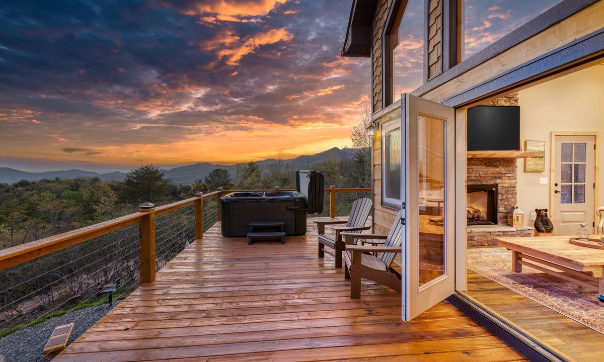 Cherokee Cabin | *NEW!* Hot tub/fire pit/private close to Downtown!