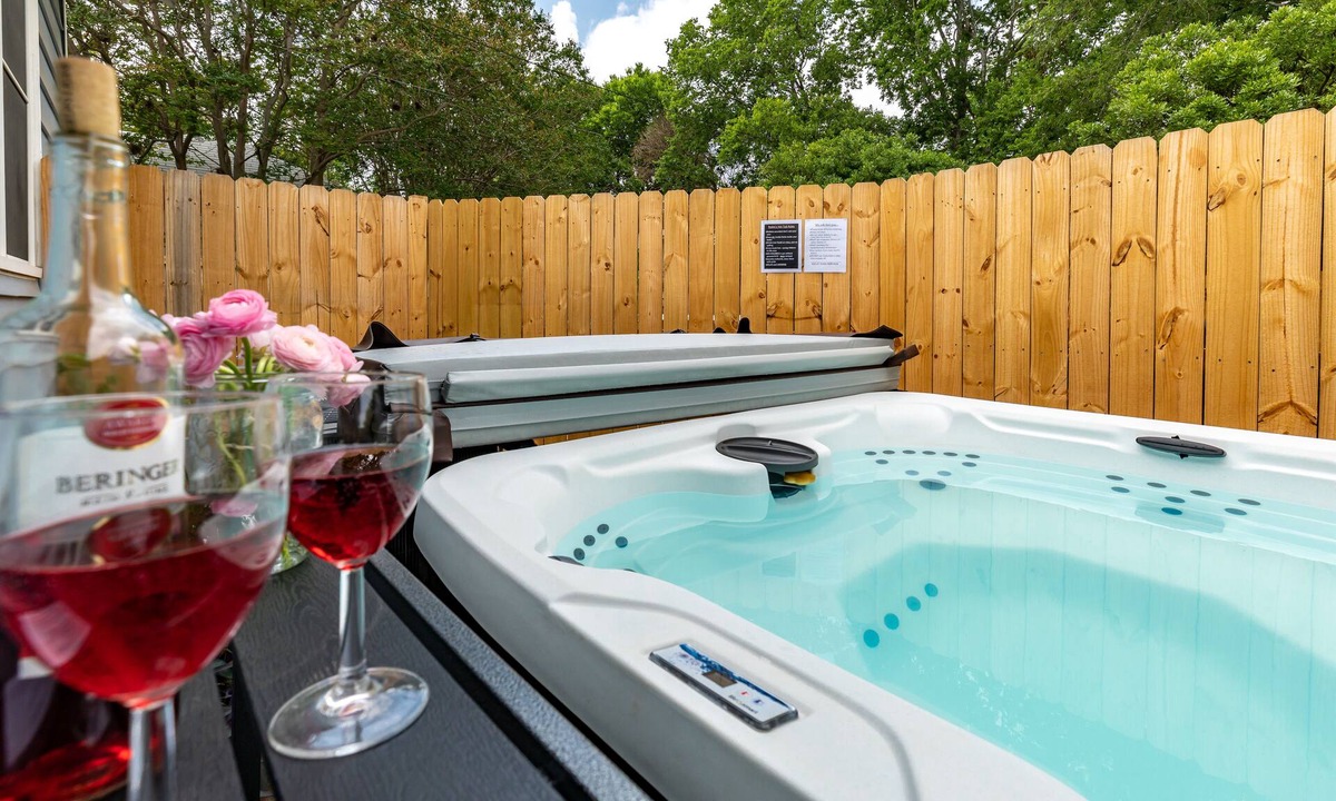 Kerrville House | NEW! HOT TUB, sleeps 8, Fire Pit, 3 BDR home downtown
