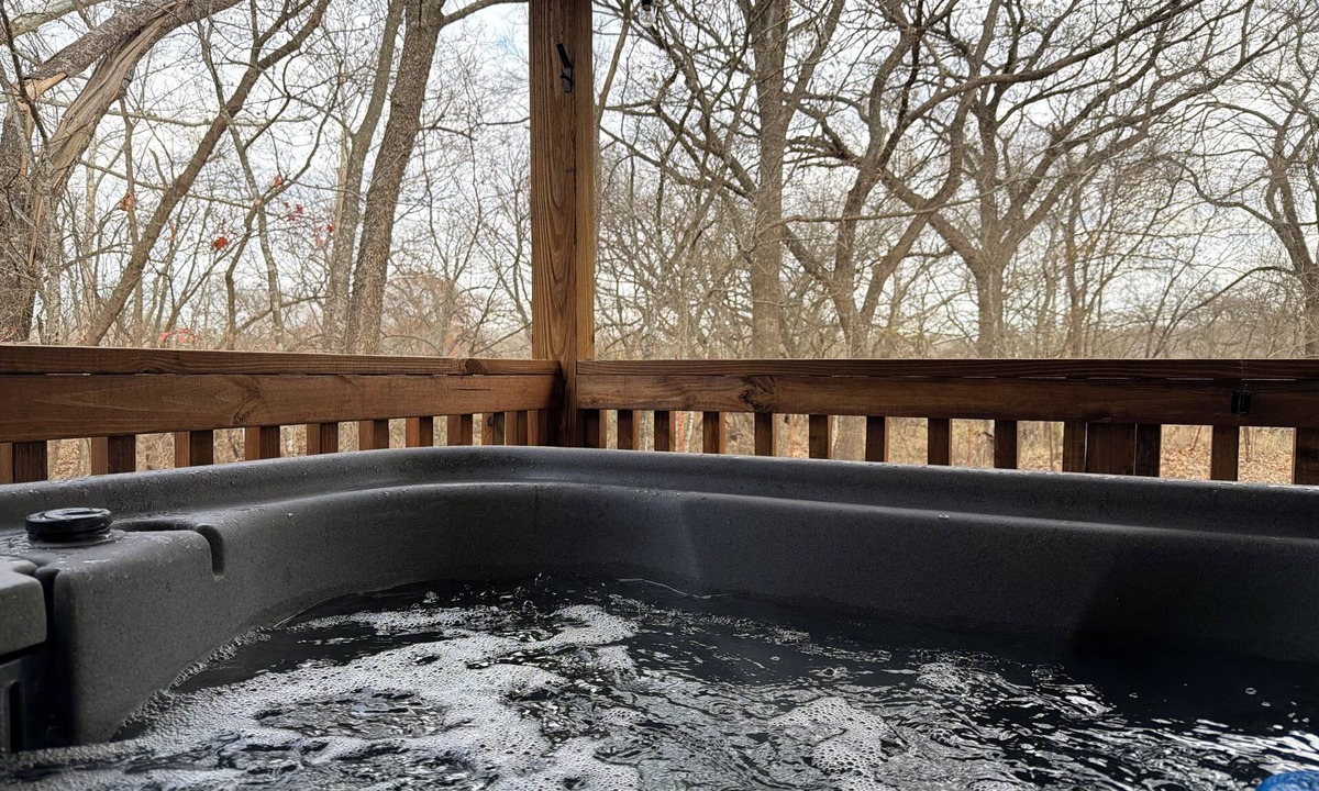 Ardmore Cabin | NEW! Hot Tub w/King Bed. Clean Couples Getaway Cabin Near Casino & Lake Murray.