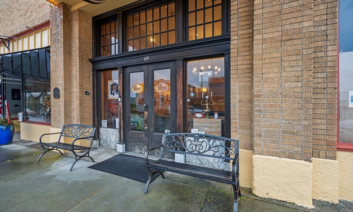 Cathlamet Apartment | NEW! Hotel Cathlamet Room 219 - Interior Full