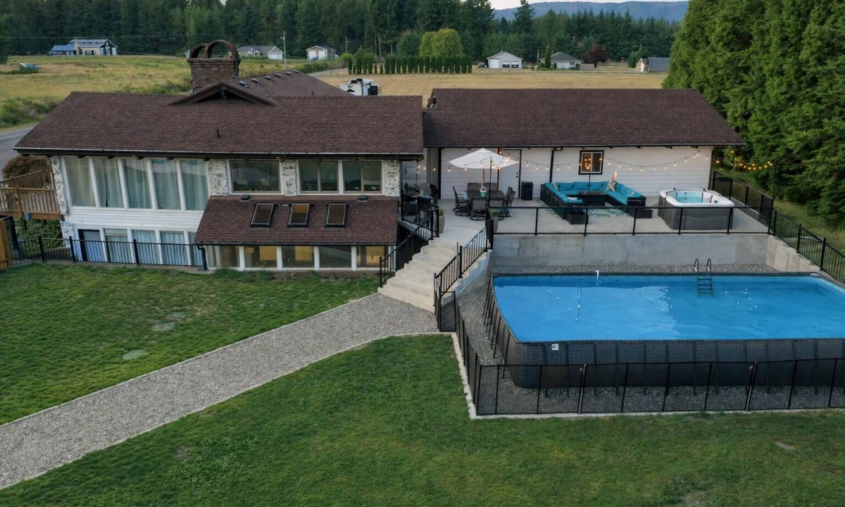 Arlington Heights House | New HotTub, Sauna, Pool, Fire Pit, Arcade, Pets OK